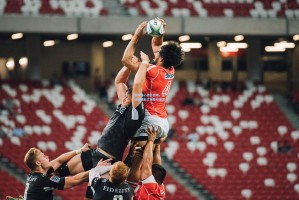 曼城核心意外退场，主场球迷起立致敬引深思